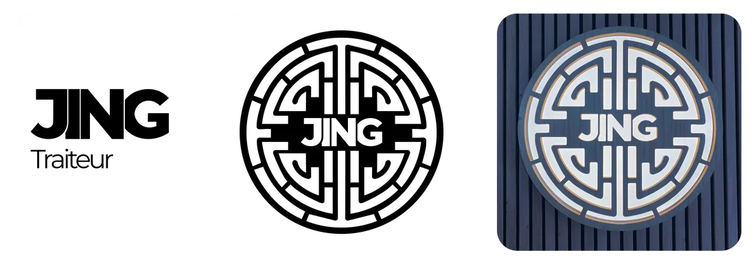 Logotype JING Traiteur, un emblème rond noir, et le même emblème en bois sur un mur à lattes bleu marine